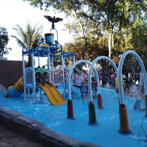 ALDEIA DO LAGO C204- com cozinha , churrasqueira e bebidas liberadas no parque aquático, internet banda larga, ponto recarga de carro elétrico，位于卡达斯诺瓦斯的酒店