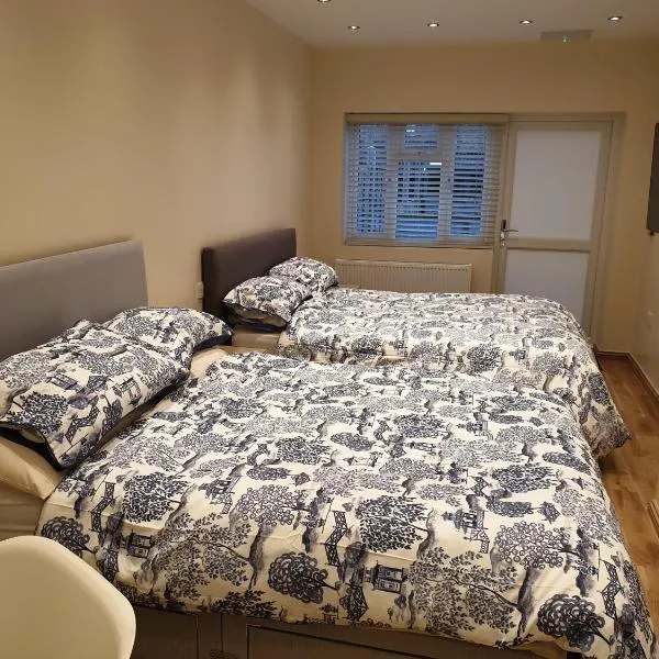 London Luxury Apartments 3 Bedroom Sleeps 8 with 3 Bathrooms 4 mins walk to tube free parking，位于依尔福的酒店