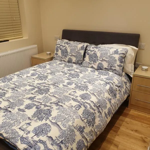 London Luxury Apartments 3 Bedroom Sleeps 8 with 3 Bathrooms 5 mins Walk to tube station free parking，位于依尔福的酒店