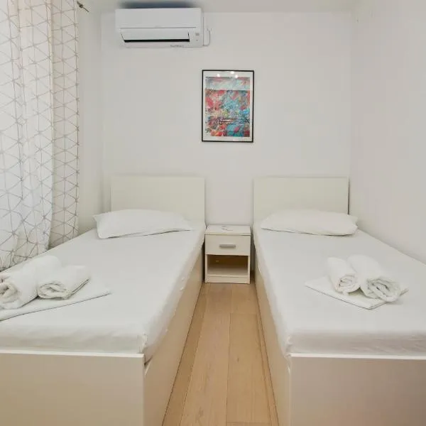 Luka's Lodge Guesthouse & Hostel，位于赫瓦尔的酒店