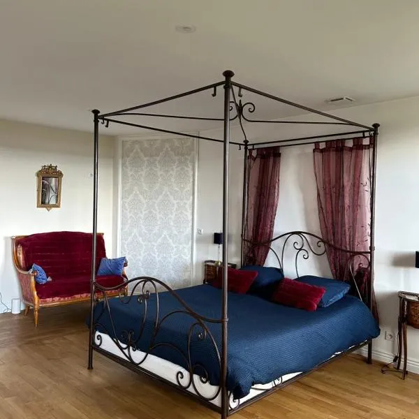 chambre romantique dans le château de la Bouchatte，位于Vaux的酒店