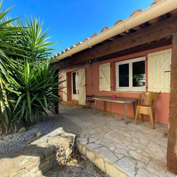 Velezia Guesthouse，位于Roujan的酒店