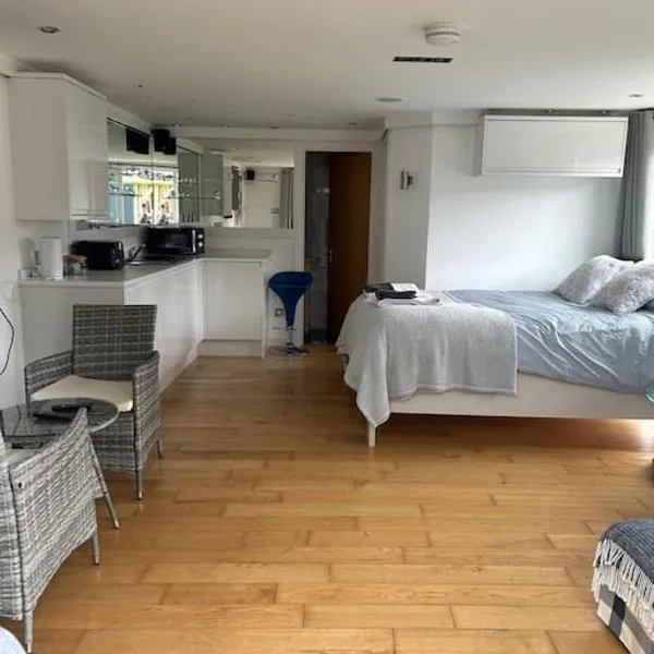 Lovely studio cabin. Hot tub ex £40 per night，位于浦耳的酒店