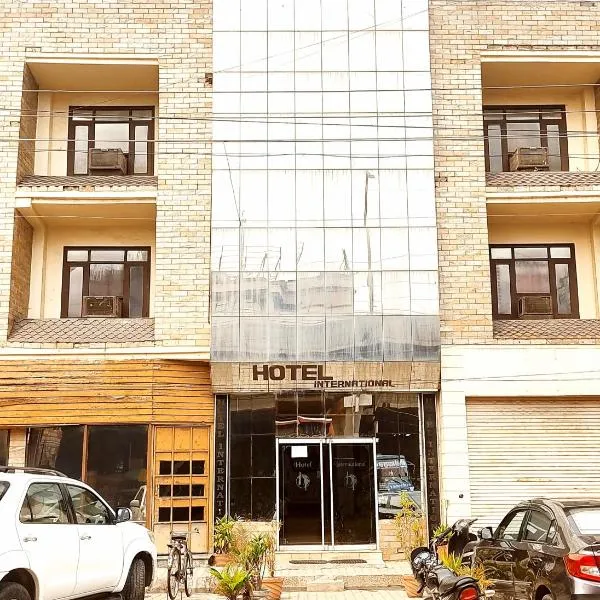 HOTEL INTERNATIONAL -- Bus Stand Jalandhar City，位于贾朗达尔的酒店