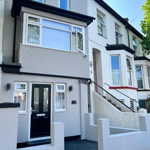 Luxury Retreat Beach House - Sleeps 6，位于滨海绍森德的酒店