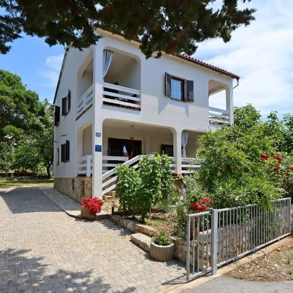 Apartments with parking space Potocnica - Pag - 6338，位于博罗维奇的酒店