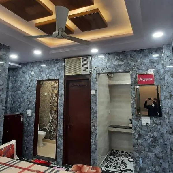 Aggarwal luxury room with private kitchen washroom and balcony along with fridge, Ac, Android tv, wifi in main lajpat nagar，位于法里达巴德的酒店