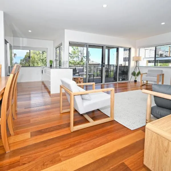 Spacious New 2 bedroom Kings Beach Townhouse ZF2，位于卡伦德拉的酒店