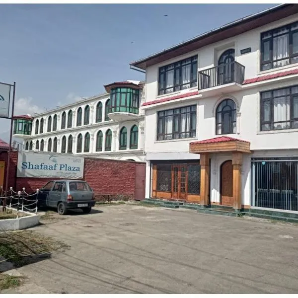 Hotel Shafaaf Plaza, Srinagar，位于Nikri Dhokri的酒店
