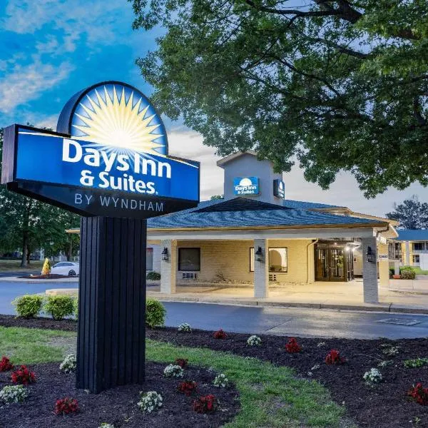 Days Inn & Suites by Wyndham Colonial，位于威廉斯堡的酒店