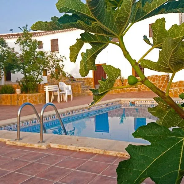 Gîte rural 100 % authentique (8 pers) avec piscine，位于Los Arenales的酒店