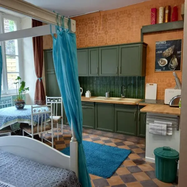 Bohemian Studio bedroom，位于Saint-Gilles-les-Bois的酒店