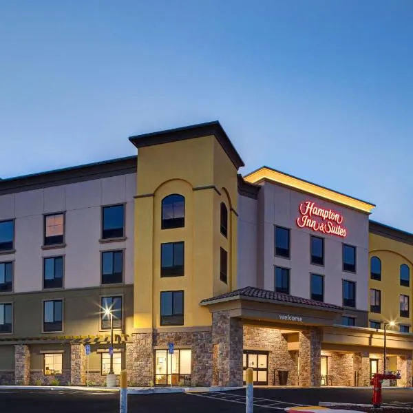 Hampton Inn & Suites Marina，位于卡斯特罗维尔的酒店