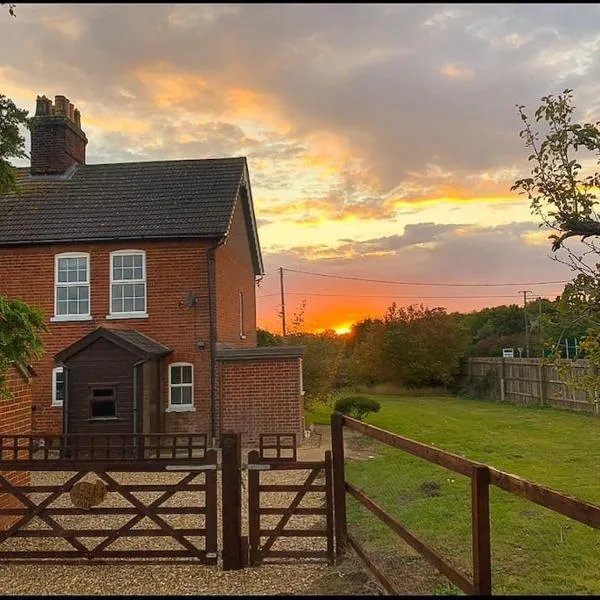 Victorian quirky farm cottage next to forest & close to beach，位于Hollesley的酒店