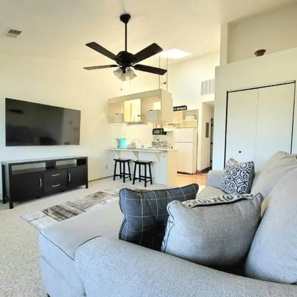 Sunnie Days condo in Oak Harbor on Lake Erie!，位于Sand Beach的酒店