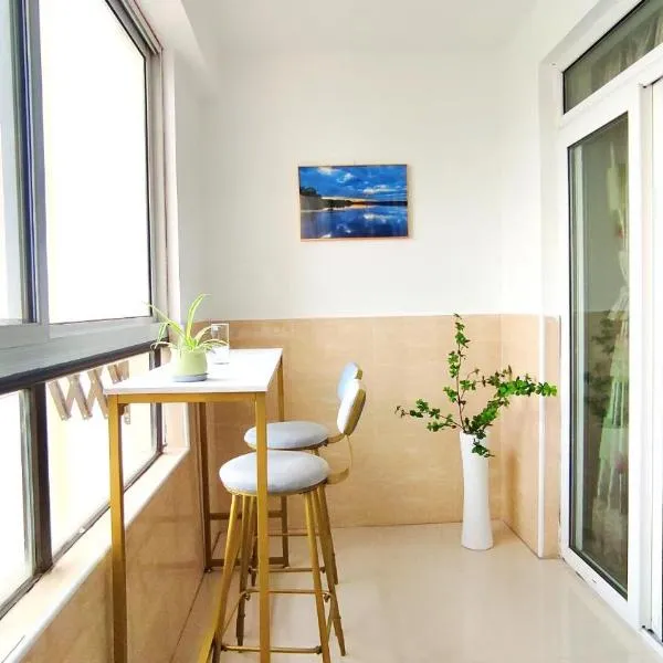 Mrs Li's Home -- Metro Line No 7 nearby --Shanghai University，位于上海的酒店