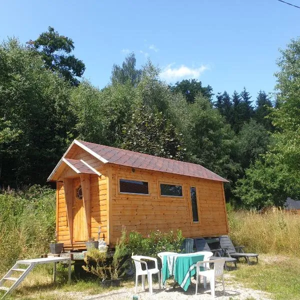 White wood tiny house，位于Claudon的酒店