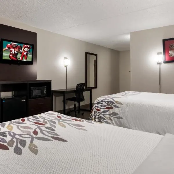 哈特福特红屋顶酒店 - 新不列颠，位于新不列颠的酒店