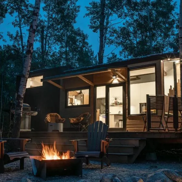 Refuge Bay's Aqua Tiny Home - Luxury Off Grid Escape，位于Cherhill的酒店
