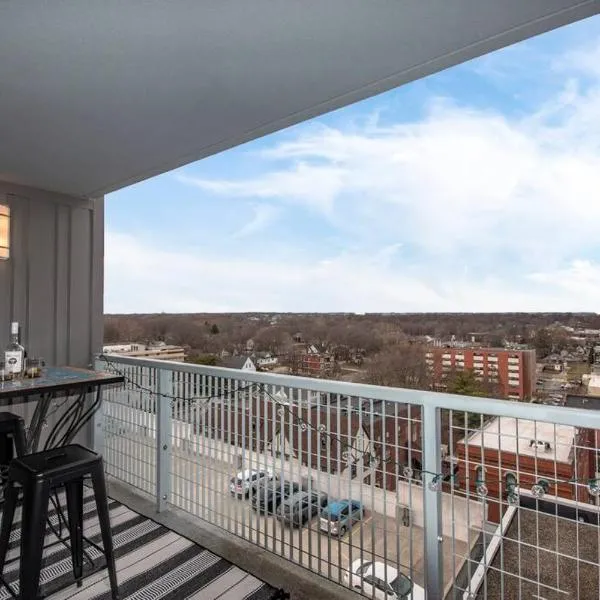 Luxury Condo in Downtown Champaign，位于尚佩恩的酒店