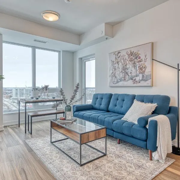 2 Bedroom, 2 Bath Stunning Condo - heart of Kitchener Downtown，位于基奇纳的酒店