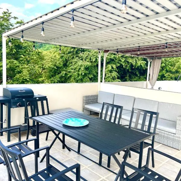 Sunny Tropical condo and rooftop terrace，位于科克的酒店