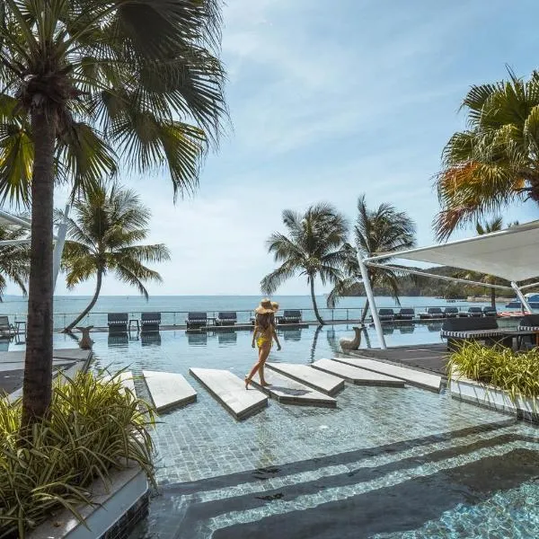 Hotel Tide Phuket Beachfront，位于普吉镇的酒店