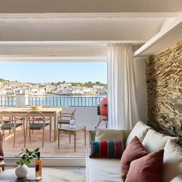 Beachfront Penthouse with Sea Views in CADAQUES，位于卡达克斯的酒店