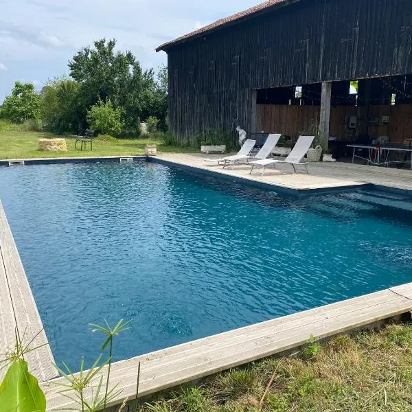 Maison à la campagne avec piscine privée et balnéo，位于Sendets的酒店