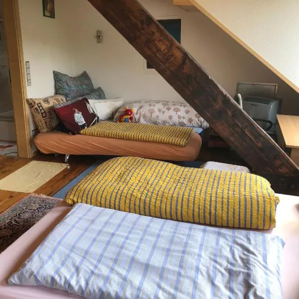 grosses Zimmer mit Bad und Garten in Privathaus hell, gemütlich, Massivholz，位于维宁根的酒店