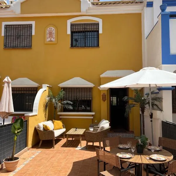 Casa Rodasa - 2 bedrooms, roof terrace, Airco, Front-terrace, Back-Patio, communal pool, etc，位于Roda的酒店