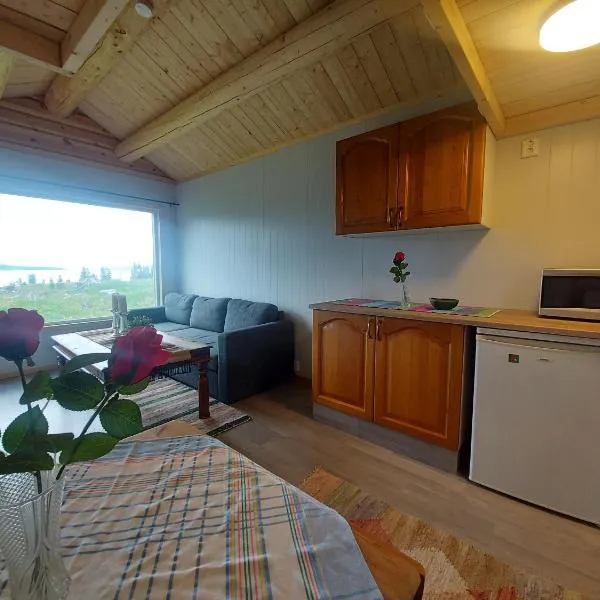 small camping cabbin with shared bathroom and kitchen near by，位于Varntresk的酒店