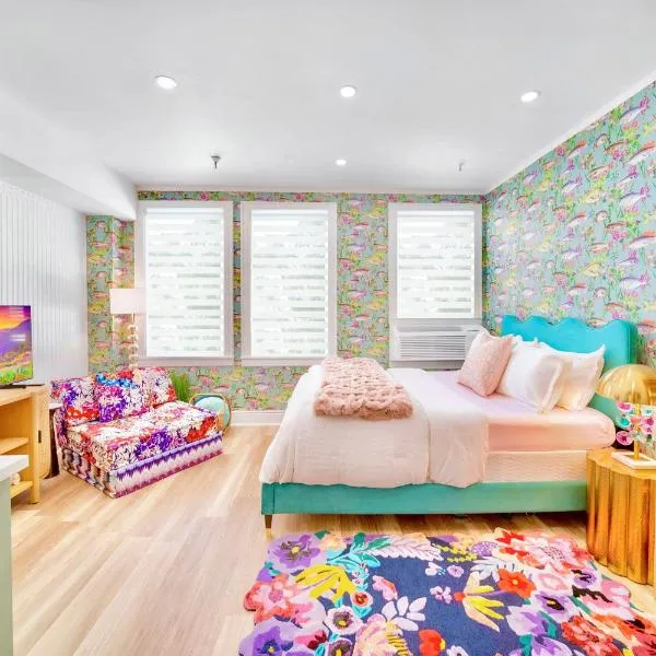 King Bed Mermaid suite - heart of Palm Beach, free parking included，位于棕榈滩的酒店