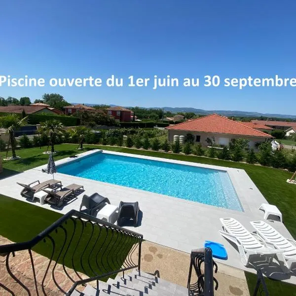 Chambre dans logement partagé chez l habitant avec piscine de 1 à 3 chambres，位于Grièges的酒店
