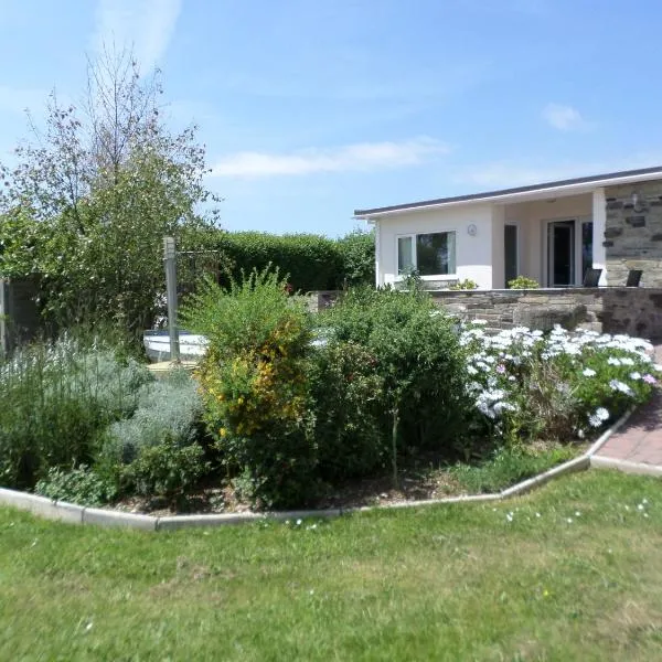 One bedroom bungalow with private garden at Parkland, near Kingsbridge，位于金斯布里奇的酒店