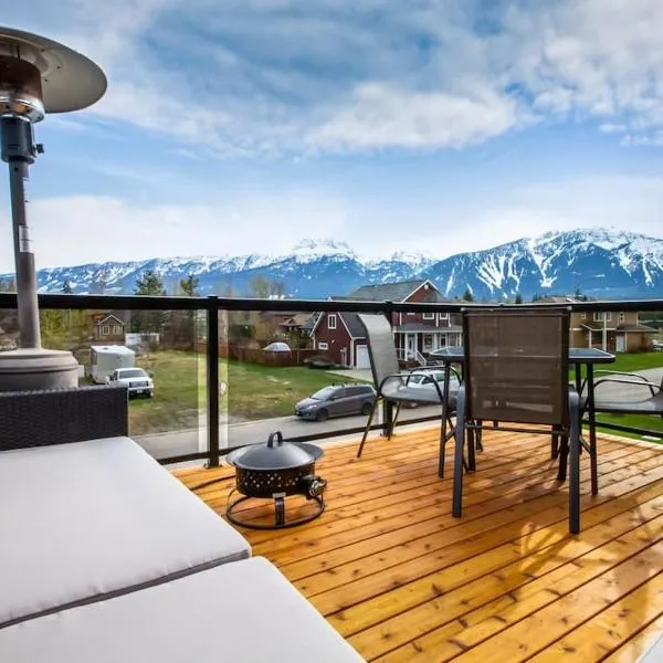 The best 2 bedrooms suite in Revelstoke!，位于雷夫尔斯托克的酒店