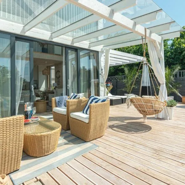 Summer House-Nowoczesne domki z jacuzzi i ładowarką do samochodu，位于Wrzosowo的酒店