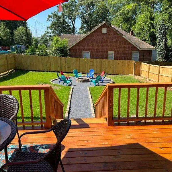 Serene Getaway with Fast Wi-Fi Deck Fire Pit Roku，位于蒙哥马利的酒店