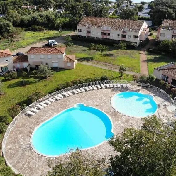 Appartement T2 bord de mer/piscines，位于莫里亚尼海滩的酒店