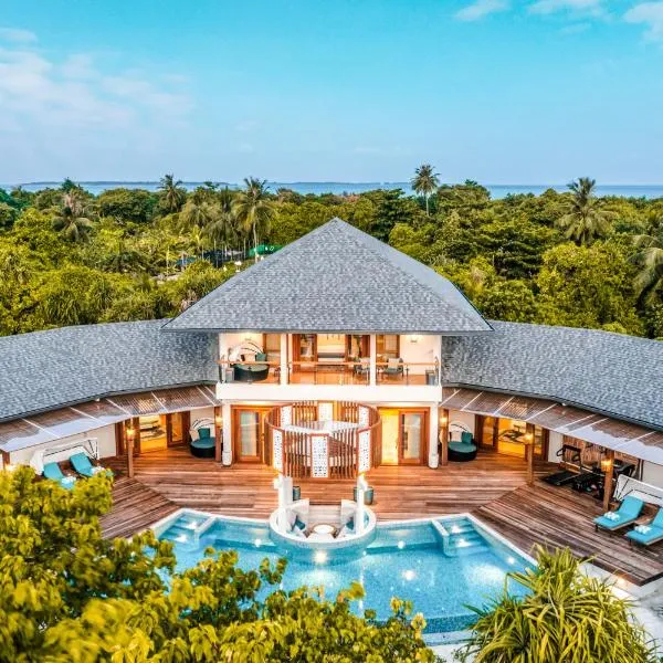 Hideaway Beach Resort & Spa, FREE SHARED CHARTER FLIGHT for two on stays of 7 or more nights from September 2025 until 23rd December 2026，位于迪德赫胡的酒店