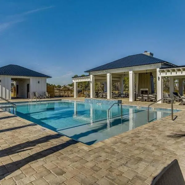 Modern Luxury 4BR Pool Bay Access Outdoor Dining，位于彭萨科拉的酒店