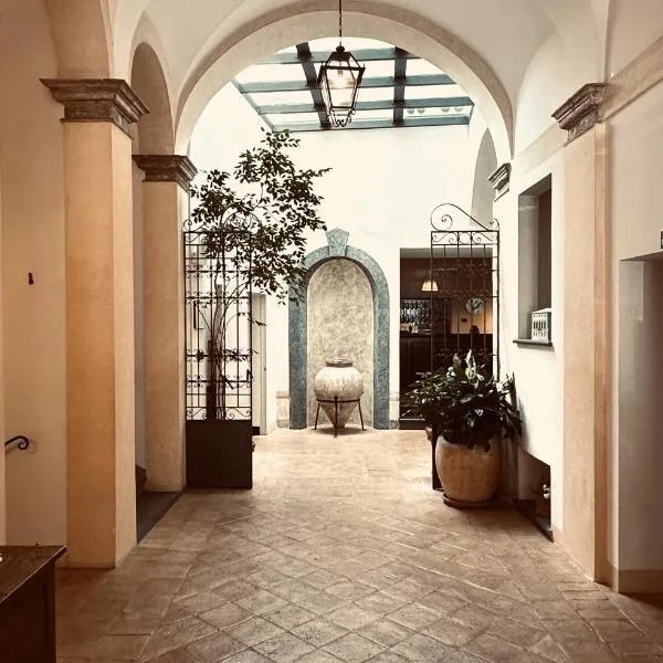 帕拉索皮克洛蜜妮酒店，位于Castel Viscardo的酒店