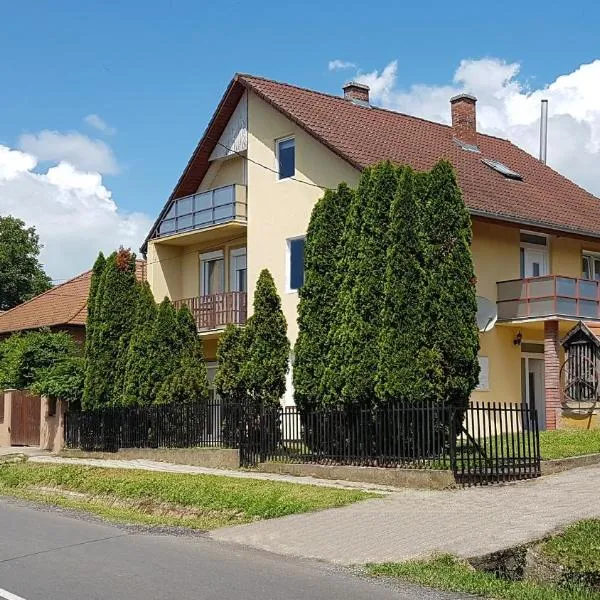 Großes Ferienhaus Plattensee Balaton - nyaraló ház 6 szobával, 5 fürdőszobával, 3000 nm，位于Andocs的酒店