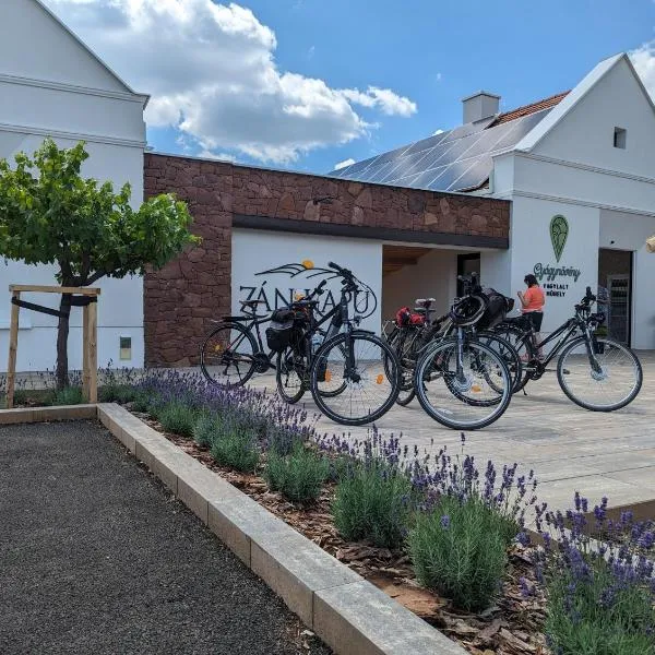 ZÁNKAPU -Hotel for You- Adult & Bike Friendly 3-Room B&B with Local Wine, Terrace & Káli-medence Experience，位于赞考的酒店