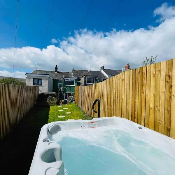 HOT TUB - Miners Cottage - edge of Brecon Beacons National Park - Heritage Town，位于Blaenavon的酒店