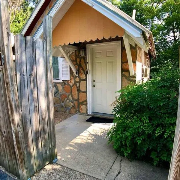 Napa Rock Cottage/ #7 Oak Crest，位于尤里卡斯普林斯的酒店