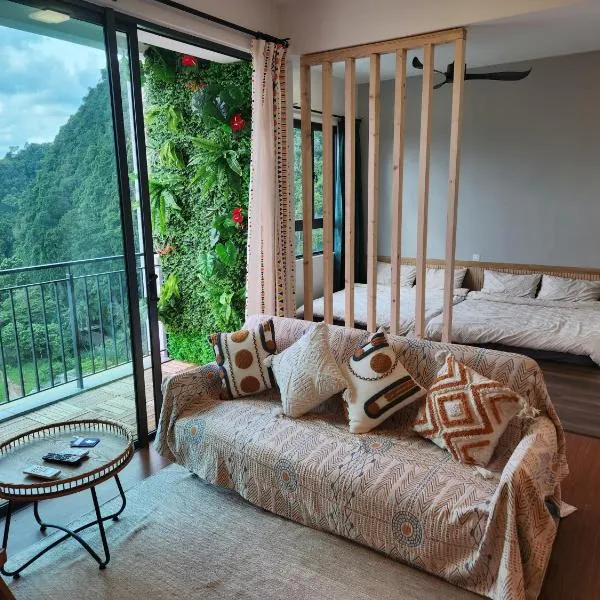 Unique Boho Style Condo with NETFLIX for up to 5PAX - Enjoy Mountain View while swimming at the Infinity Pool & Natural Hotspring Pool, 2mins walk to the Lost World of Tambun, Water Themepark at IPOH，位于怡保的酒店