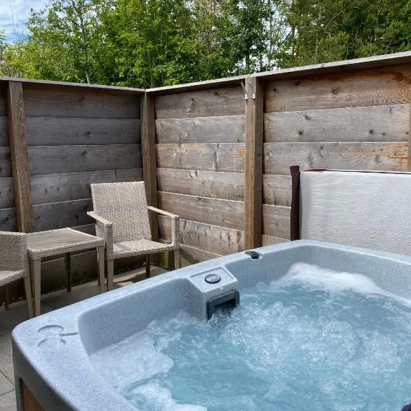 Fox Lodge with Hot Tub，位于库珀的酒店