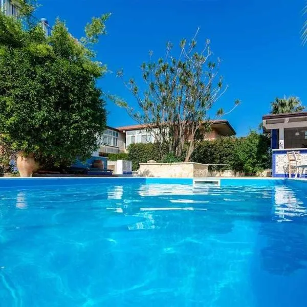Mediterranean Charm villa con piscina al mare，位于马斯卡利的酒店