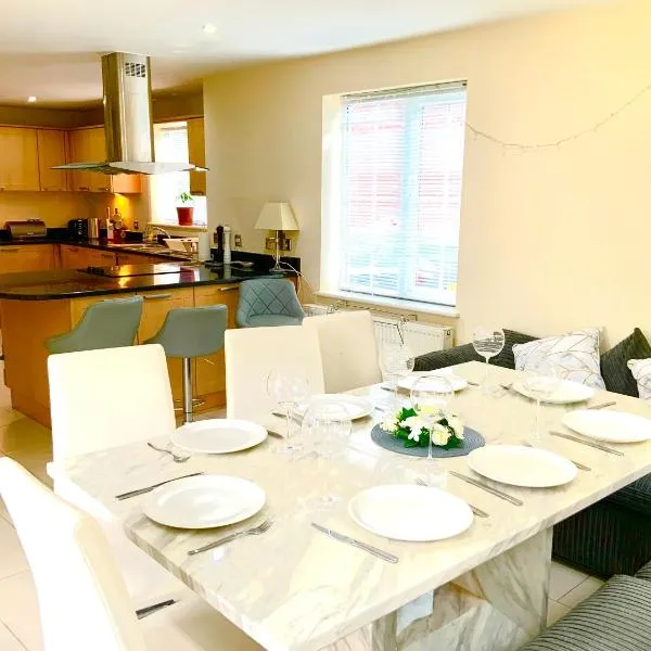 Large Executive 4-Bed Detached House in Miskin, Cardiff-sleeps up to 10，位于翰索的酒店